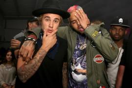 Justin Bieber y Chris Brown; Lo defiende por golpiza a Rihanna