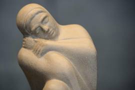 La siesta no debería entenderse como un parche, sino como una herramienta fisiológica. En la imagen, la escultura «Al-Qayloulah» (Siesta), del artista egipcio Mahmoud Moukhtar. EPA/SVEN HOPPE