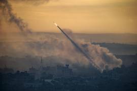 Militantes de la milicia Ezz Al-Din Al Qassam, el ala militar del movimiento Hamás, lanzan un cohete desde la franja costera de Gaza hacia Israel en la ciudad de Gaza, el 7 de octubre de 2023.