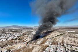 La fumarola generada por el incendio en la recicladora clandestina fue visible desde varios puntos de la ciudad, generando preocupación entre la población.