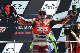 El español Jorge Lorenzo sorprende y vence a Valentino Rossi y Marc Márquez para llevarse el GP de Italia