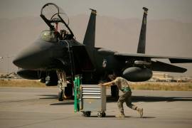 Un miembro de la Fuerza Aérea de los Estados Unidos empuja un carrito junto a un F-15E Strike Eagle en la base aérea de Bagram, en Afganistán, el 17 de octubre de 2009.