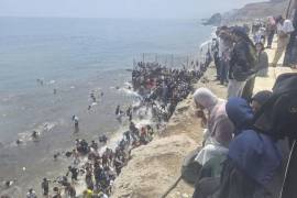 El Ministerio del Interior español estimó el viernes que alrededor de 49.000 personas habían cruzado por mar y tierra desde Marruecos.
