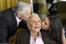 Así festejó Kirk Douglas sus 100 años