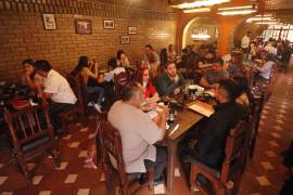 Los restaurantes de la capital de Coahuila recibieron a familias que buscan celebrar la fecha en establecimientos locales.