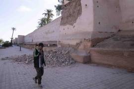 Un hombre pasa junto a un tramo dañado de la muralla de la histórica Medina de Marrakech tras un potente sismo registrado en Marruecos.