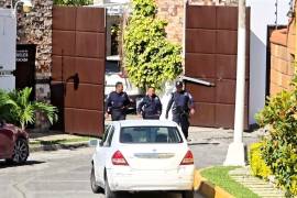 Tres efectivos de la Policía de Morelos participan de la vigilancia en la zona donde la tarde de ayer fue asesinado Camilo Ochoa, conocido en las redes sociales como El Alucín. Información de los familiares refieren que Camilo Ochoa fue encontrado pasadas las 17:00 horas al interior de un baño en su vivienda ubicada en la calle Laureles del exclusivo fraccionamiento Lomas de Cuernavaca. La victima tenia varios impactos de arma de fuego y ya no presentaban signos de vida. Una versión informa que el influencer fue atacado por un hombre vestido con pantalón de mezclilla, sudadera gris y encapuchado que se introdujo a su domicilio y le disparo a quemarropa para después huir en un vehículo color blanco. La fotografía de este personaje junto con otros influencers fue difundida en boletines arrojados por una avioneta en la ciudad de Culiacán el año pasado en medio de la batalla de los carteles Los mayos y los chapos.