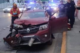 El Nissan March chocó contra el vehículo Renault Kwid, proyectándolo hacia adelante en el cruce de las carreteras Saltillo-Monterrey y Los Pinos.