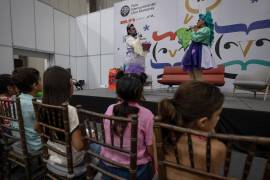 ¡Sin miedo a la cancelación! Drag queens comparten el gusto por la lectura con niños en la FIL de Monterrey