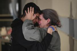 Sharon Hertzman, a la derecha, abrazando a un familiar después de reunirse en el Centro Médico Sheba, el sábado 25 de noviembre de 2023, en Ramat Gan, Israel.