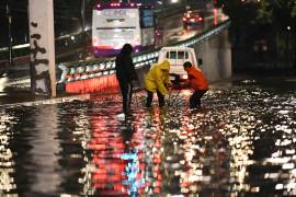 Una torrencial lluvia acompañada de granizo se registro esta tarde noche en la Ciudad de México. Vías principales se inundaron y varios vehiculos, así como personas; quedaron varadas.