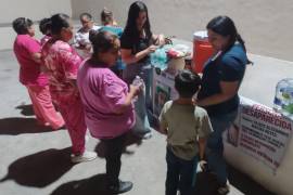Integrantes del colectivo compartieron alimentos con los familiares de los pacientes en el Hospital Amparo Pape.