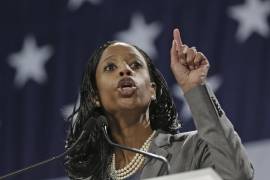 La candidata republicana al Congreso Mia Love habla durante la convención de nominación del Partido Republicano de Utah en Sandy, Utah, el 26 de abril de 2014.