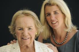 Ethel Kennedy (i) con su hija Rory Kennedy, quien además dirigió el documental “Ethel”, de la cadena HBO, el miércoles 1 de agosto de 2012 en Beverly Hills, California.