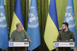 El presidente de Ucrania, Volodymyr Zelensky (derecha), y el secretario general de la ONU, Antonio Guterres (izquierda), asisten a su conferencia de prensa conjunta en Kiev, Ucrania.