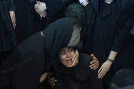 Los iraníes guardan luto durante el funeral de las víctimas del conflicto entre Irán, Israel y Estados Unidos, en el cementerio Behesht Zahra, en el sur de Teherán, Irán.