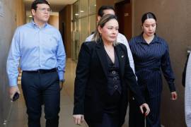 Yeraldine Bonilla Valverde fue designada como la primera mujer gobernadora interina de Sinaloa tras la licencia solicitada por Rubén Rocha Moya en medio de investigaciones federales y señalamientos desde Estados Unidos. La votación en el Congreso se resolvió con 33 votos a favor, 3 en contra y 2 abstenciones, marcando un relevo político histórico en la entidad. Rubén Rocha Moya solicitó separarse del cargo por más de 30 días debido a investigaciones de la Fiscalía General de la República y acusaciones de narcotráfico y posesión ilegal de armas presentadas por autoridades de Estados Unidos. Proceso legislativo: La sesión extraordinaria del Congreso fue encabezada por la Mesa Directiva, que tras debate aprobó la licencia y designó a Bonilla como gobernadora interina.