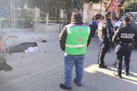 El hombre, a decir de los vecinos, se encontraba en situación de calle; descartan huellas de violencia.
