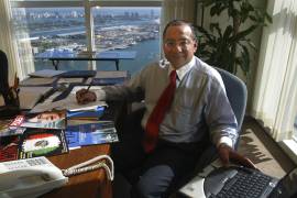 Manuel Rocha en su oficina en Steel Hector &amp; Davis, en Miami. El exdiplomático estadounidense fue arrestado en 2023 acusado de ser un agente secreto de Cuba durante décadas.