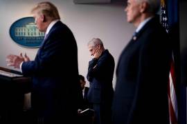Anthony S. Fauci, al centro, con el presidente Trump, a la izquierda, en una sesión informativa diaria sobre la pandemia de coronavirus en 2020.