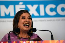 La senadora Xóchitl Gálvez, aspirante a la presidencia de la oposición, habla con la prensa después de registrar su nombre como candidata en la Ciudad de México.
