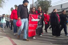 Maestros de nivel primaria marchan por la avenida 16 de Septiembre en protesta contra la reforma del ISSSTE.