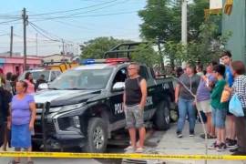 La patrulla conducida por el oficial César Uriel, prensó contra otro vehículo a dos mujeres; una de ellas murió.