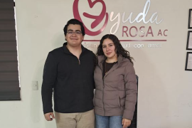Alexandra Flores, coordinadora estratégica de la Asociación Ayuda Rosa, y Leonardo Lozano Rodríguez, voluntario en la asociación, trabajan con la meta de apoyar a todas las mujeres que les sean posibles.