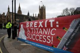 Activistas proeuropeos colocan una pancarta frente al Parlamento en protesta por el cuarto aniversario del Brexit en Londres, Reino Unido, el 31 de enero de 2024.
