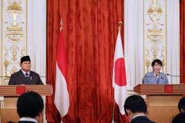 El presidente de Indonesia Prabowo Subianto (izq) con la primera ministra japonesa Sanae Takaichi en Tokio, ante los medios de comunicación al momento de anunciar este nuevo acuerdo en materia energética.
