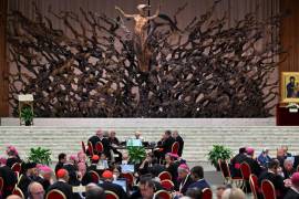 El Papa Francisco (C) preside la XVI Asamblea General Ordinaria del Sínodo de los Obispos en el Aula Pablo VI, Ciudad del Vaticano.