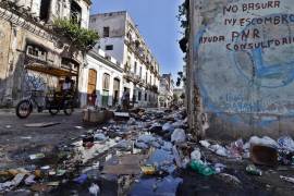 Montones de basura en una calle, en La Habana esto se debe según las autoridades, por los camiones averiados y, sobre todo, la falta de combustible.