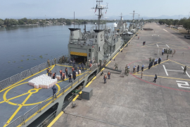 La Secretaría de Marina aseguró una embarcación menor con 103 bidones de combustible en Michoacán.