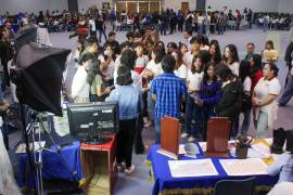 Muy concurrida estuvo la Feria Vocacional organizada por la UAdeC, en el Aula Magna del Centro Cultural “Braulio Fernández Aguirre”.