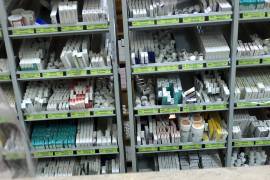 Los suministros desiertos incluyen medicamentos ordinarios como ibuprofeno, diclofenaco, paracetamol inyectable, el sedante midazolam, fenobarbital, inmunoglobulina humana, nutrición parenteral, alimentos especiales para niños o adultos mayores y fórmula para lactantes, por mencionar algunos.