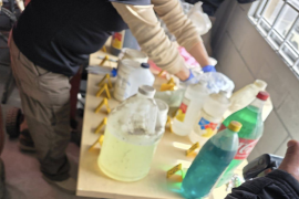 Elementos militares resguardan el inmueble cateado donde se almacenaban precursores químicos en Saltillo.