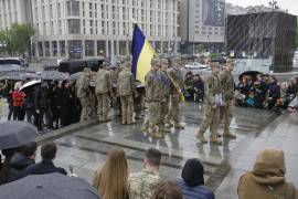 Militares ucranianos despiden este miércoles a colegas caídos en batalla, en una ceremonia en Independence Square, en Kyiv, la capital de Ucrania.