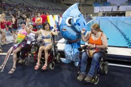 En la imagen participantes en el acto central de la campaña “Míjate por la esclerosis mútiple” con la mascota del Mundial de Natación celebrado en España en 2013.