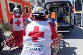 Paramédicos de la Cruz Roja atendieron al motociclista de 21 años, quien sufrió una fractura expuesta en una rodilla tras la caída.
