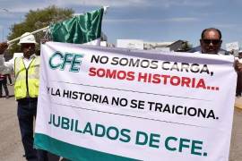 Jubilados de la CFE se manifestaron en el Aeropuerto Internacional de Torreón para exigir el cese de los descuentos aplicados a sus pensiones.