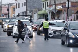 La campaña “Saltillenses de 10” recuerda a los ciudadanos la importancia de respetar los señalamientos y cuidar de los peatones en cada cruce.