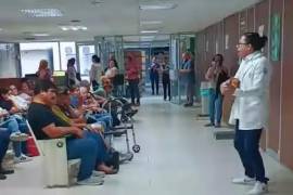 César Carrillo, radioterapista del IMSS en Monterrey, tocando el ukulele y cantando en la sala de espera para pacientes y familiares.