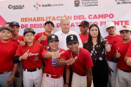 El alcalde José María Fraustro Siller puso en marcha los trabajos de rehabilitación del campo de beisbol del Ateneo Fuente, de la UAdeC.