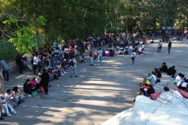 Migrantes hacen fila para resolver su situación migratoria en Tapachula en el estado de Chiapas.