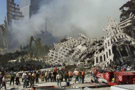 En esta imagen del jueves 13 de septiembre de 2001, socorristas continúan su búsqueda mientras sale humo entre los escombros del World Trade Center, en Nueva York. AP/Beth A. Keiser