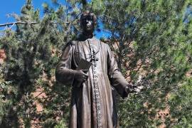 El monumento en el colegio visitado durante la investigación forma parte del recorrido por los espacios de Saltillo vinculados con la historia religiosa