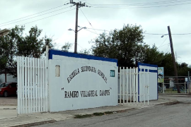 El incidente ocurrió cuando la madre acudió al plantel para dar de baja a su hija, momento en el que otra mujer y un alumno intervinieron de forma violenta.