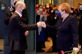 El canciller alemán Olaf Scholz se despide de la ex canciller alemana Angela Merkel después de la ceremonia oficial de entrega de la Cancillería en Berlín, Alemania. EFE/EPA/Clemens Bilan