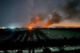 En redes sociales también se difundió un video en el que se escucha un intenso estruendo a las 3:31 horas. Segundos después se perciben disparos de arma de fuego sin que hasta el momento se tengan registros de personas fallecidas.