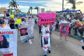 MAZATLÁN, SINALOA, 15FEBRERO2026.- Familiares de personas desaparecidas se integraron a la avanzada comercial del desfile del Carnaval de Mazatlán para exigir atención a los casos de víctimas aún sin resolver. FOTO: DANIA ROBLES / CUARTOSCURO.COM